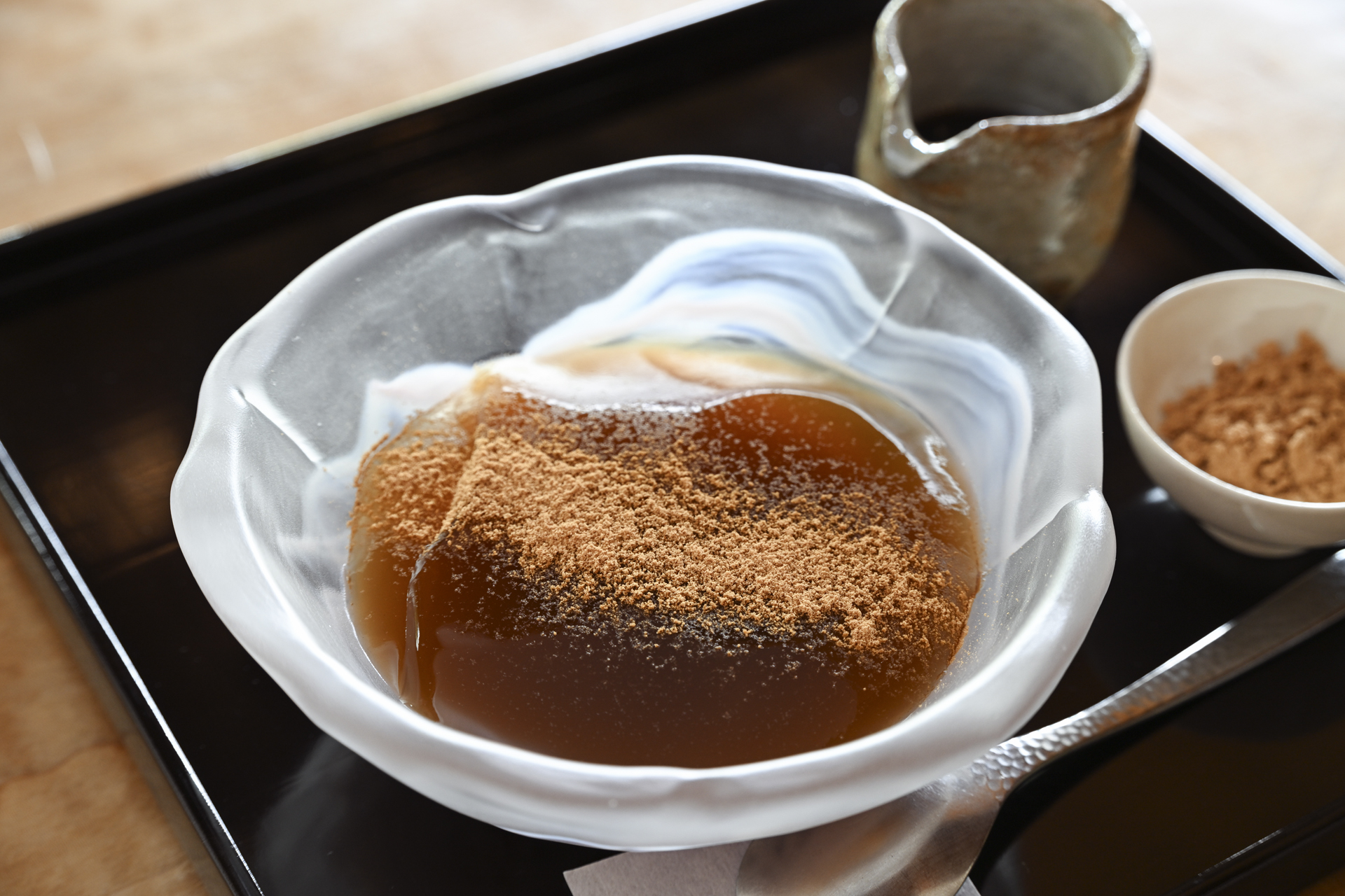 【京都市左京区】粗めの黒豆きな粉に、すっきり甘い黒糖。哲学の道近く［わらび奄］の「とろ～りわらび餅」