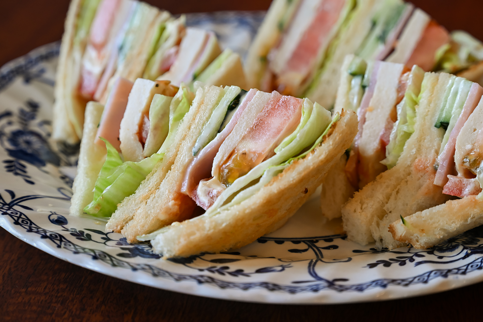 【長岡京市】シャキッと野菜に、チキンとハムのたっぷりボリューム。長岡京市今里［コロラドコーヒーショップ・マサヒロ店］のクラブハウスサンド